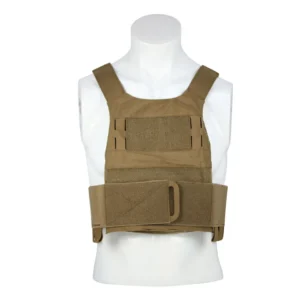 Олекотена тактическа жилетка на манекен