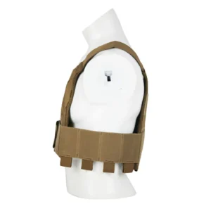 Олекотена тактическа жилетка на манекен (страничен изглед)