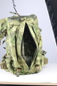 Mochila militar aberta com armação externa