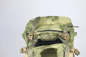 Compartimento superior da mochila tática com fivelas de libertação rápida e tampa