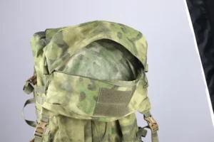 Tampa de mochila militar camuflada com bolso com fecho de correr e zona de remendo com velcro