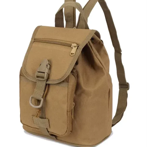 Vista frontal en ángulo de una mini mochila táctica de color canela con detalles de hebilla y cremallera.