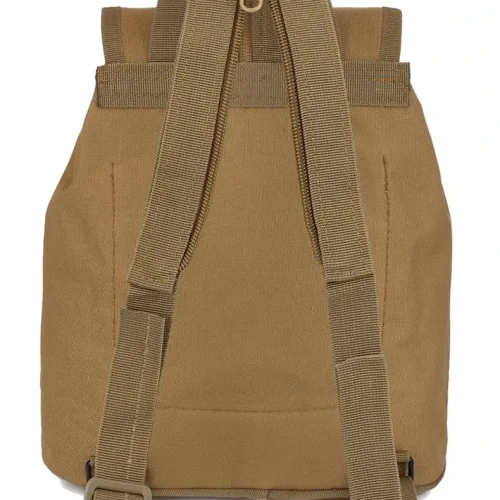 Vista trasera de la mini mochila táctica de color canela con correas ajustables.