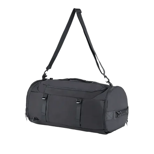 Bolsa de viaje cilíndrica negra con bandolera y correas delanteras.