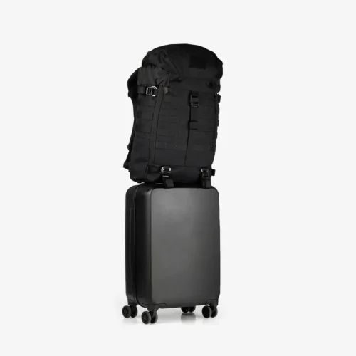Sac à dos tactique MOLLE noir sur valise à roulettes