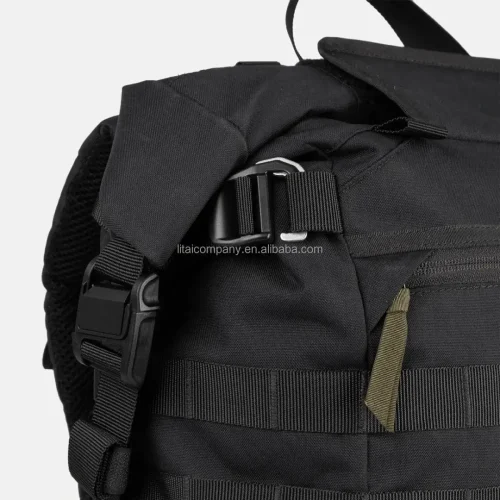 detalles de la hebilla y la correa de la mochila táctica negra.