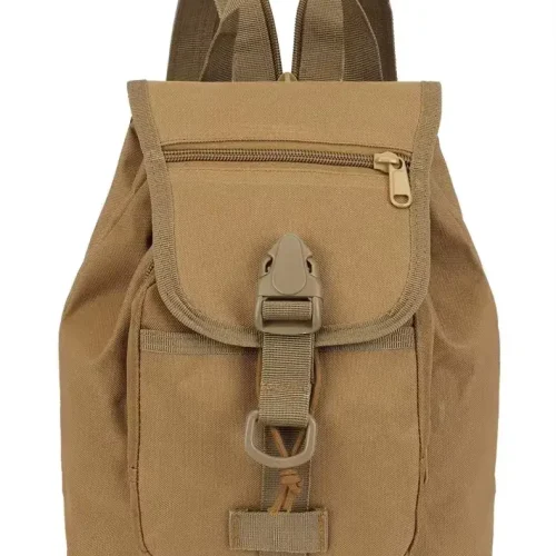 Vista frontal de la mini mochila táctica de color canela centrada en el cierre de hebilla y el po frontal.