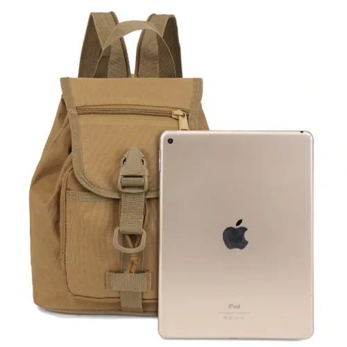 Vista frontal de una mini mochila táctica color canela junto a un iPad dorado.
