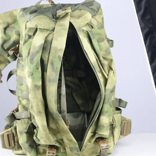 Mochila militar aberta com armação externa
