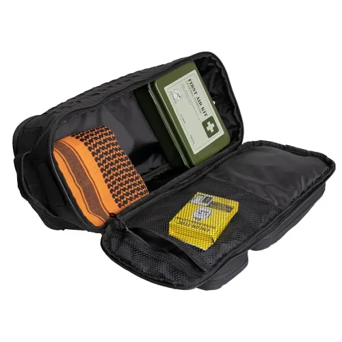 Bolsa táctica negra abierta (botiquín de primeros auxilios y otro equipo en su interior)