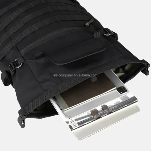 Compartimento principal abierto de mochila táctica negra con ordenador portátil y tableta en su interior.