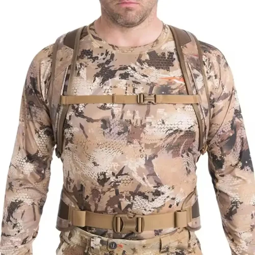 Osoba v maskovacím loveckém batohu