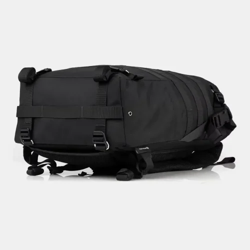 mochila táctica negra destacando las correas inferiores y la forma.