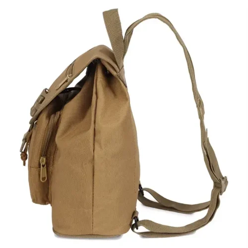 Vista lateral de la mini mochila táctica de color canela en la que destaca la cremallera lateral y la correa.