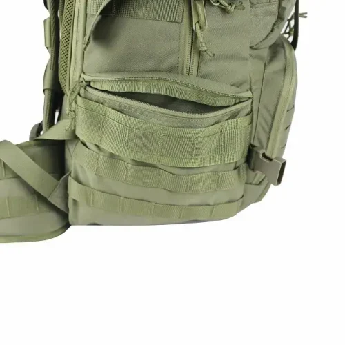 Sānu kabata ar rāvējslēdzēju un MOLLE siksna uz taktiskās mugursomas.