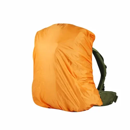 Turuncu yağmur kılıfı ile kaplı taktik sırt çantası