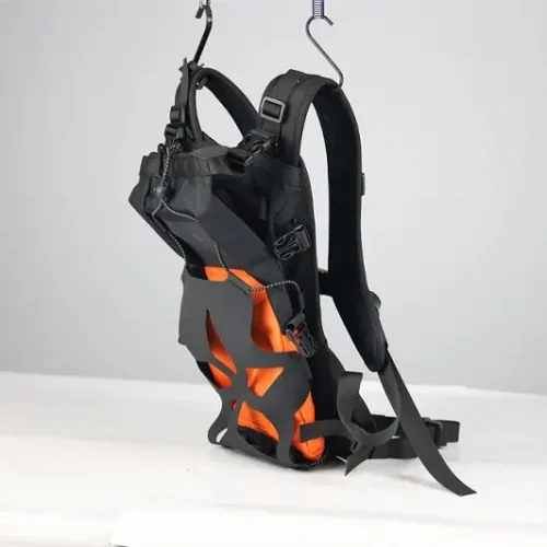 Taktický dizajn hydratačného batohu s výrezom