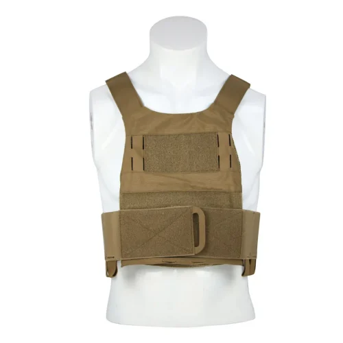 Олекотена тактическа жилетка на манекен