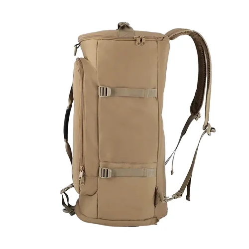 una bolsa de viaje cilíndrica de color tostado con correas ajustables tipo mochila.