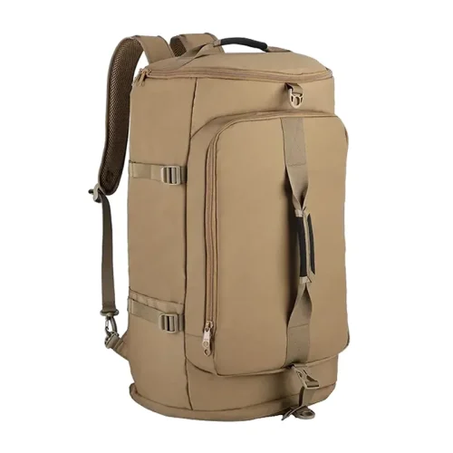 una bolsa de viaje cilíndrica de color tostado con correas delanteras y cremalleras.