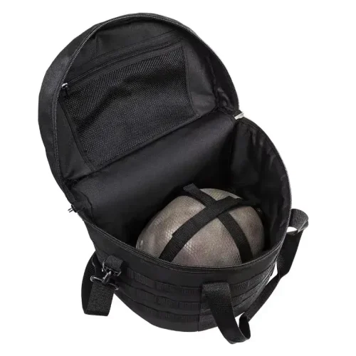 saco para capacete tático preto com capacete seguro no interior e bolso de rede