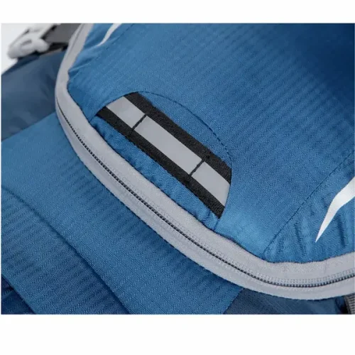 zaino da trekking blu con strisce riflettenti