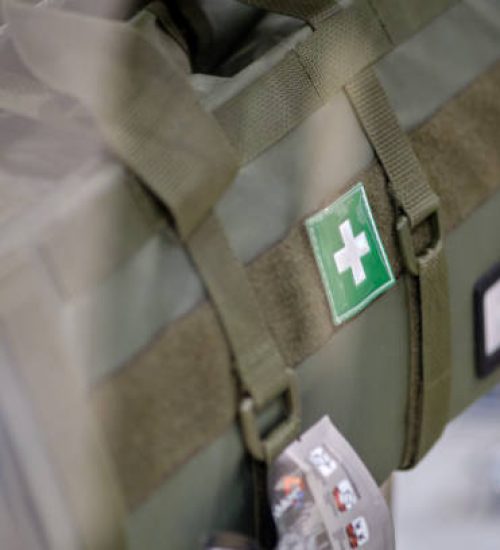 istockphoto-1485325812-612×612 Bolsas para artículos médicos y equipo de médico's. Fundas militares y funda con armas para uniformes militares.