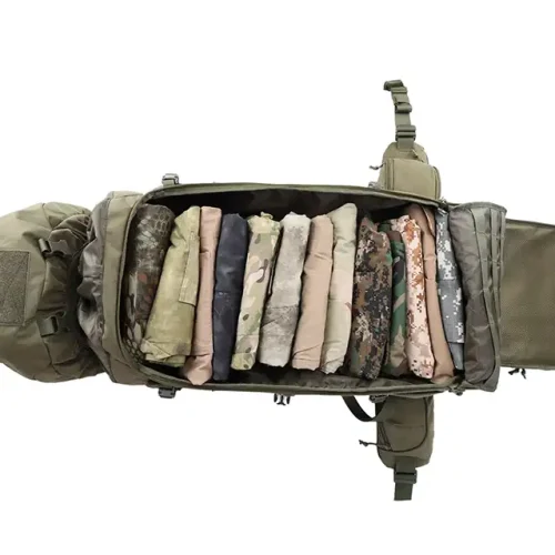 aprire lo scomparto principale di un grande zaino tattico da escursionismo carico di abbigliamento