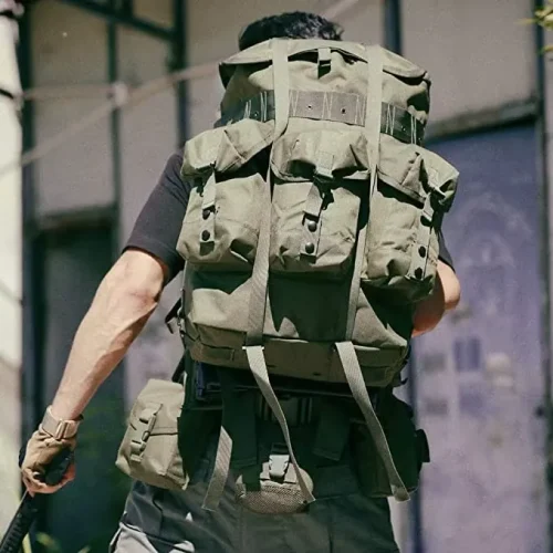 persoon draagt grote ALICE rugzak met frame