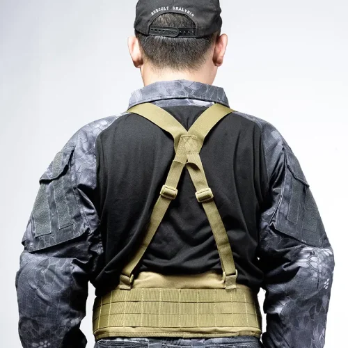 barnásbarna taktikai hámot viselő személy