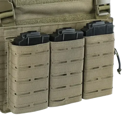 タクティカルベストに3つのマガジンポーチ