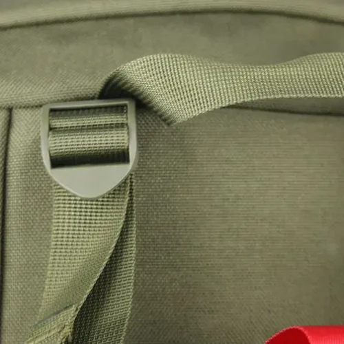 taktik sırt çantasında üst tutamak ve fermuar